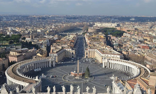 Il papa fa gli auguri ai cardinali di Curia e si libera di qualche sassolino